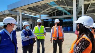 Autoridades de Palmerola muestran a sus visitantes el avance del proyecto.