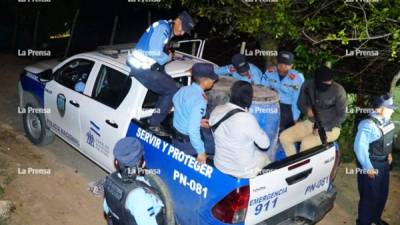 Al momento de la inspección, la Policía encontró varios barriles de supuesta marihuana, una máquina hechiza para procesar droga y radios portátiles.