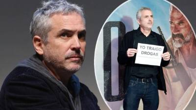Alfonso Cuarón, sorprendió a varios cuando desfiló por la alfombra roja con un pequeño cartel que decía: 'Yo traigo drogas'.
