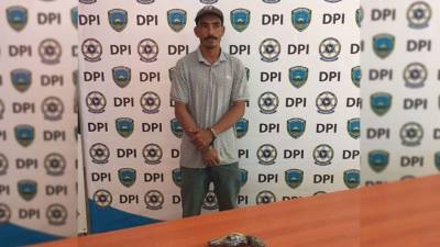 El detenido cuando era presentado en las instalaciones de la Dirección Policial de Investigaciones (DPI).