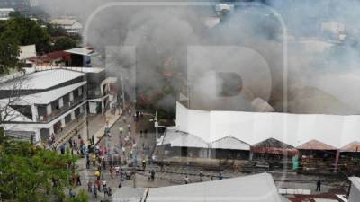 El incendio se desató en el sector sur del mercado, ubicado en la 6 calle, 8 y 9 avenida del barrio Guamilito de San Pedro Sula.