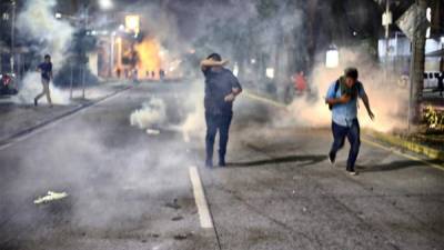 Momento en que los universitarios se confrontaban contra la Policía en las afueras del campus. Foto: Carlos Hernández.