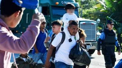 Cientos de hondureños ingresaron este miércoles a Guatemala en una nueva caravana migratoria en busca de mejores condiciones de vida en Estados Unidos, pese a las barreras impuestas por el presidente Donald Trump con colaboración de los gobiernos centroamericanos.