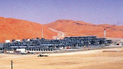 Una planta industrial separa el gas del crudo recién extraido del yacimiento Shaybah de Saudi Aramco.