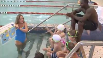 Brandon Bass aprende a nadar junto a niños de 10 años.