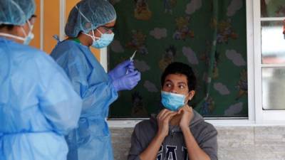 Personal sanitario fue registrado al atender a un hombre, durante una jornada de tomas de muestras para detectar COVID-19, en el corregimiento de Juan Díaz, en ciudad de Panamá (Panamá).