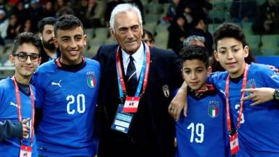 El presidente de la Federación Italiana de Fútbol FIGC Gabriele Gravina (c).