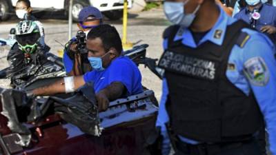 El policía hondureño Heider Ramírez, sospechoso de coronavirus, se fue del Seguro Social sin que le dieran el alta médica. Foto AFP
