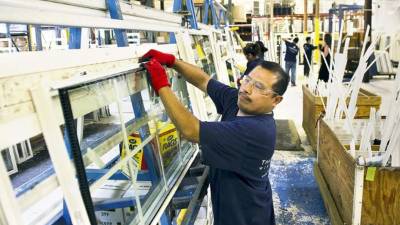 Un empleado de una fábrica en Landover, Maryland. La sólidez de la economía estadounidense permitiría que la Fed suba las tasas por primera vez en nueve años.