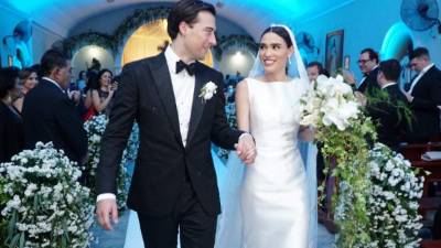 Michael y Nadia, espectaculares y felices al salir del templo tras la linda misa.