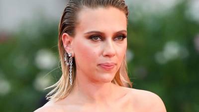 Mientras muchos dieron la espalda a Woody, quien no ha sido procesado debido a falta de pruebas, Scarlett Johansson dijo que cree en el director.