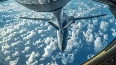 Esta foto tomada por la fuerza aérea de USA el 30 de julio de 2017 demuestra un B-1B Lancer de la fuerza aérea que recibe combustible de un KC-135. AFP
