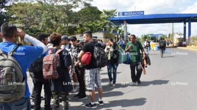 Hondureños esperaron varias horas para poder hacer el trámite migratorio.