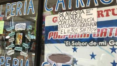 Vista de la vitrina de una pulpería hondureña cerrada debido al coronavirus, este martes, en el barrio de la Pequeña Habana en Miami, Florida.