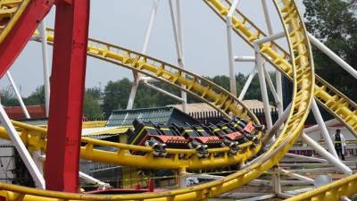 Peritos forenses trabajan este sábado en la zona de juegos mecánicos donde se registro un accidente, en un centro de diversiones de Ciudad de México (México). Al menos dos personas murieron y varios resultaron heridas luego de un accidente en un juego al interior de un parque de diversiones.