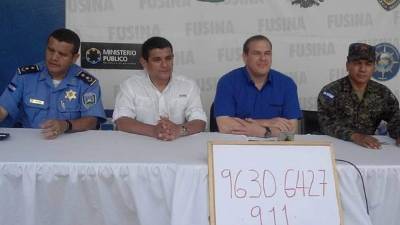 Momentos en que brindaban la conferencia de prensa para dar a conocer detalles de la recompensa.