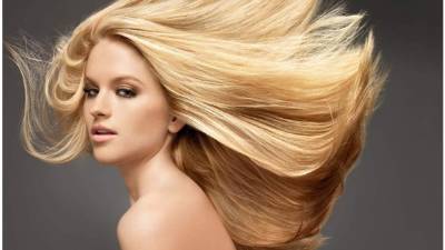 El cabello decolorado necesita ser cuidado semanalmente con una mascarilla.