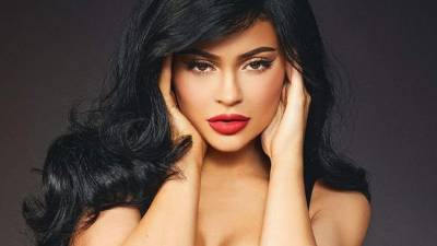 La reina cosmética fue captada al natural y por poco pasa desapercibida, si los tabloides no la hubieran expuesto en primera plana. Y es que la menor de las Kardashian Jenner luce tan diferente que cuesta reconocerla.