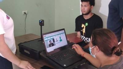 Un ciudadano realizando el enrolamiento con personal de Identifícate.