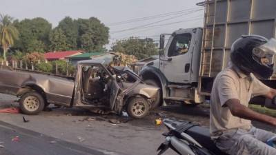 El vehículo pequeño impactó contra el camión, dejando heridos a los ocupantes.