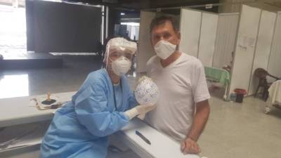 Pacientes dados de alta dejan mensajes de agradecimiento a Dios y a los médicos por superar la enfermedad.