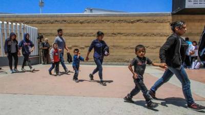 Fotografía de archivo del 21 de julio de 2019 de migrantes centroamericanos con sus hijos en Tijuana, México. EFE/ Luis Torres