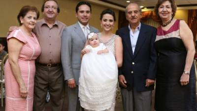 María Dolores y Darío Rápalo, Ramsés, Montserrat y Alejandra Kawas con Ramsés y Olga Kawas.