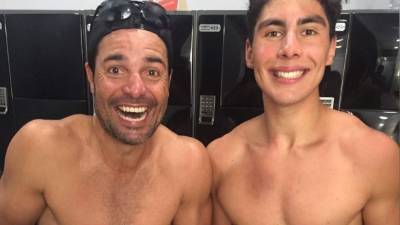 El cantante puerrorriqueño Chayanne posó sin camisa junto a su hijo, Lorenzo Valentino, y compartió la foto por redes sociales.