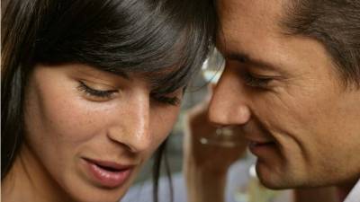 Te ayuda en todo, no para de verte... ¡le gustas!