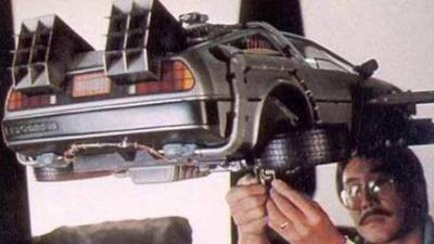 A propósito de la esperada fecha en la que Marty McFly llega al futuro en la segunda parte de 'Volver al Futuro', vea una peculiar galería de imágenes en las que se aprecia cómo se filmaron las más icónicas escenas de la saga.