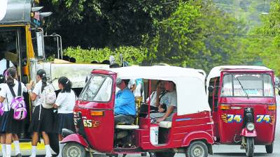 Los mototaxis compiten con los buses en Cofradía y sector Rivera Hernández .