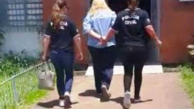 La mujer fue detenida cuando fue descubierta con los rollos de papel.