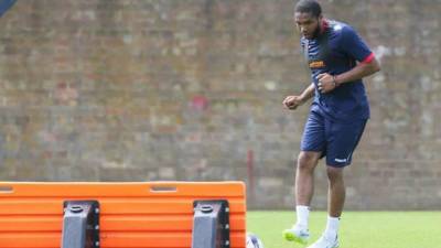 Palacios en las prácticas del club. FOTO Facebook Bolton Wanderers.