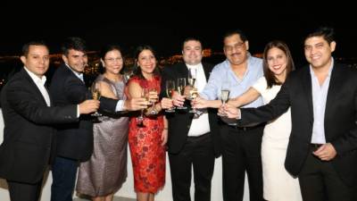 Alexis Medina, Elkin Galeas, Mirna y Melissa Jarquín, el padre Carlo Magno Núñez, Belford Jarquín, Julissa Ustáriz y José Jarquín.