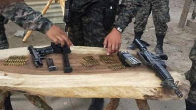 Las dos armas encontradas hoy durante los operativos de saturación en los bordos de la colonia El Pedregal en San Pedro Sula.