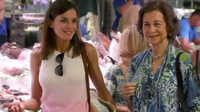 A tres meses del desplante que le hizo a sus suegra el pasado 'Domingo de Resurrección', Letizia se dejó ver junto a la reina madre en una tarde atípica, según los medios españoles.