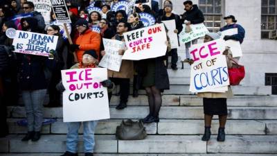 Grupo de personas de diversas organizaciones, incluidos abogados defensores públicos, sindicatos locales y otros grupos legales. EFE/Archivo