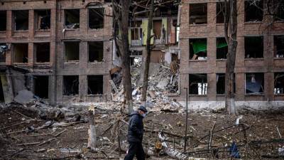 Un hombre camina frente a un edificio destruido después de un ataque con misiles rusos en la ciudad de Vasylkiv, cerca de Kiev.