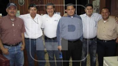Axel López con funcionarios del Ferrocarril Nacional de Honduras en las oficinas de esa empresa estatal ubicada en el centro de San Pedro Sula en diciembre de 2010.