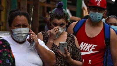 Decenas de capitalinos y sampedranos han salido de sus casas para comprar alimentos para continuar la cuarentena que mantiene el país por el Covid-19 que ya tiene a 30 personas infectadas.