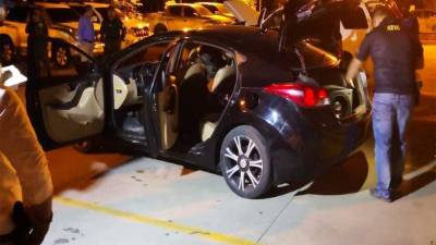 Momento en que las autoridades inspeccionaban los vehículos decomisados.