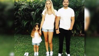 Mikaela, Águeda y Luis anunciaron con esta imagen en las redes que tendrán un nuevo miembro en su familia.