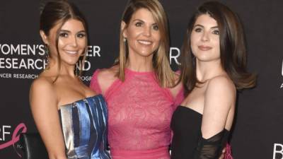 Lori Loughlin (c) junto a sus hijas Isabella Rose (d) y Olivia Jade Giannulli (i). Foto archivo AFP.