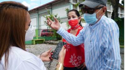 Don Benjamín Castillo dialoga con la periodista Ana Reyes minutos antes de ejercer su voto.