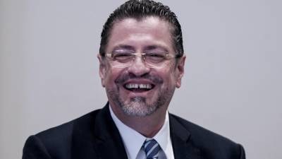 Rodrigo Chaves lidera todas las encuestas con más de 40% de la intención de voto y al menos tres puntos porcentuales más que su rival.