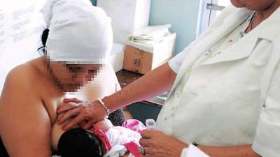 Enfermeras enseñan a madres adolescentes cómo alimentar y cuidar a sus bebés.