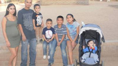 Jesús Berrones posa junto a sus cinco hijos y su esposa Sonia, que está embaraza. Foto: EFE