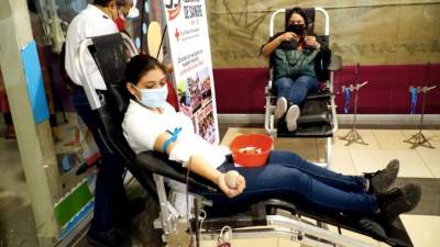 Una voluntaria dona sangre durante la campaña.