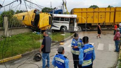 Policías y curiosos en los alrededores de donde se produjo el accidente.