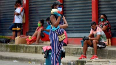 Personas transitan por las calles de la ciudad de Guayaquil (Ecuador).